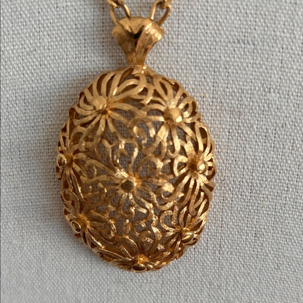 Vintage Monet Gold Plated Filagree Egg Pendant Necklace #431 - Picture 2 of 9